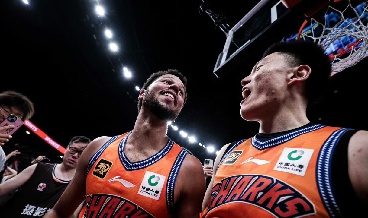 英雄联盟S15全球赛-阿斯顿维拉发布备战花絮，今晚复出首秀，CBA常规赛任务艰巨，轮换策略成焦点的简单介绍